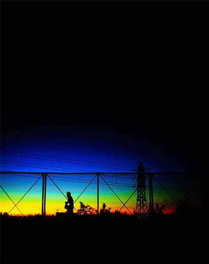 青からオレンジへのグラデーションが美しい夕陽の写真